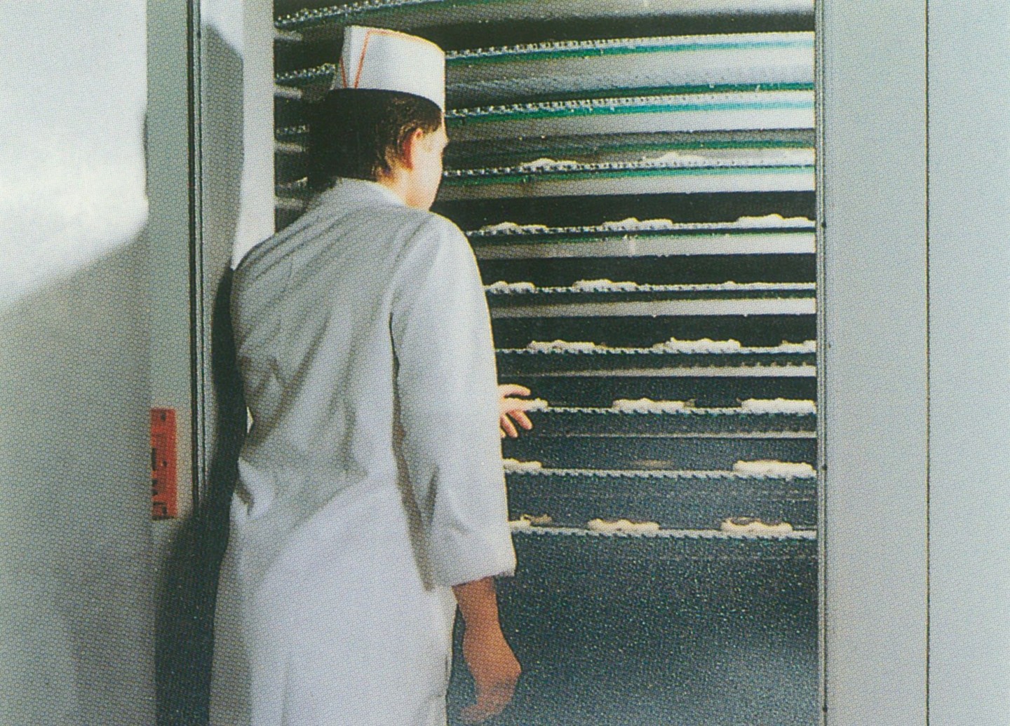 Mitarbeiter in Schutzkleidung vor Kuehlregalen in der Ditsch-Tiefkuehlanlage.