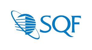 Blaues SQF-Logo (Safe Quality Food) mit Globus-Grafik – Lebensmittelsicherheitszertifikat.