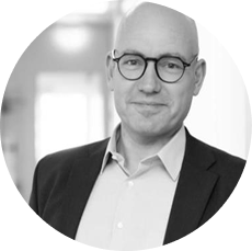 Schwarz-Weis Porträt eines Mannes mit Brille als Ansprechpartner
