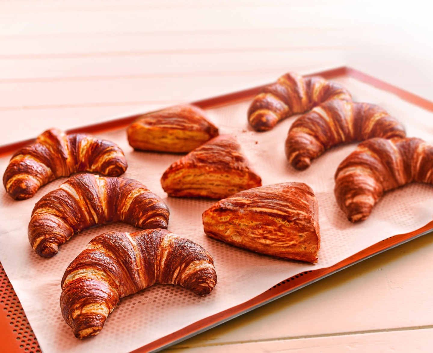 Blech mit Laugencroissants und Laugenecken.