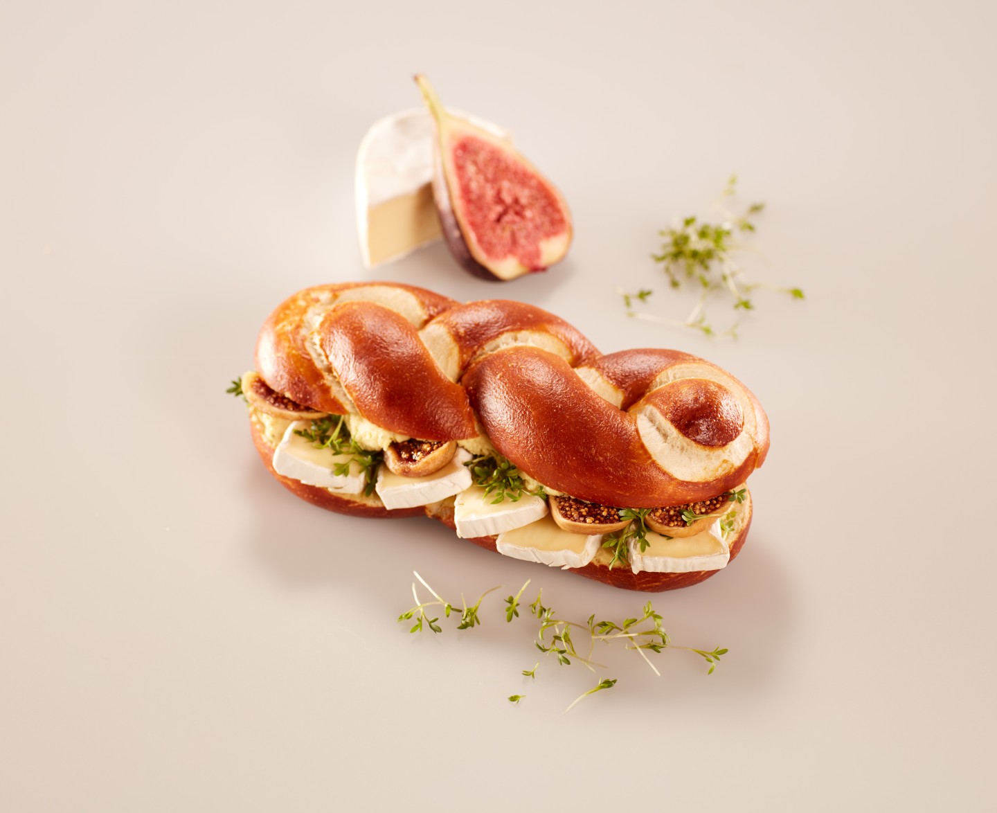 Ditsch-Laugenstange als Sandwich mit Camembert, Feigen, Kraeutern und Walnuessen.