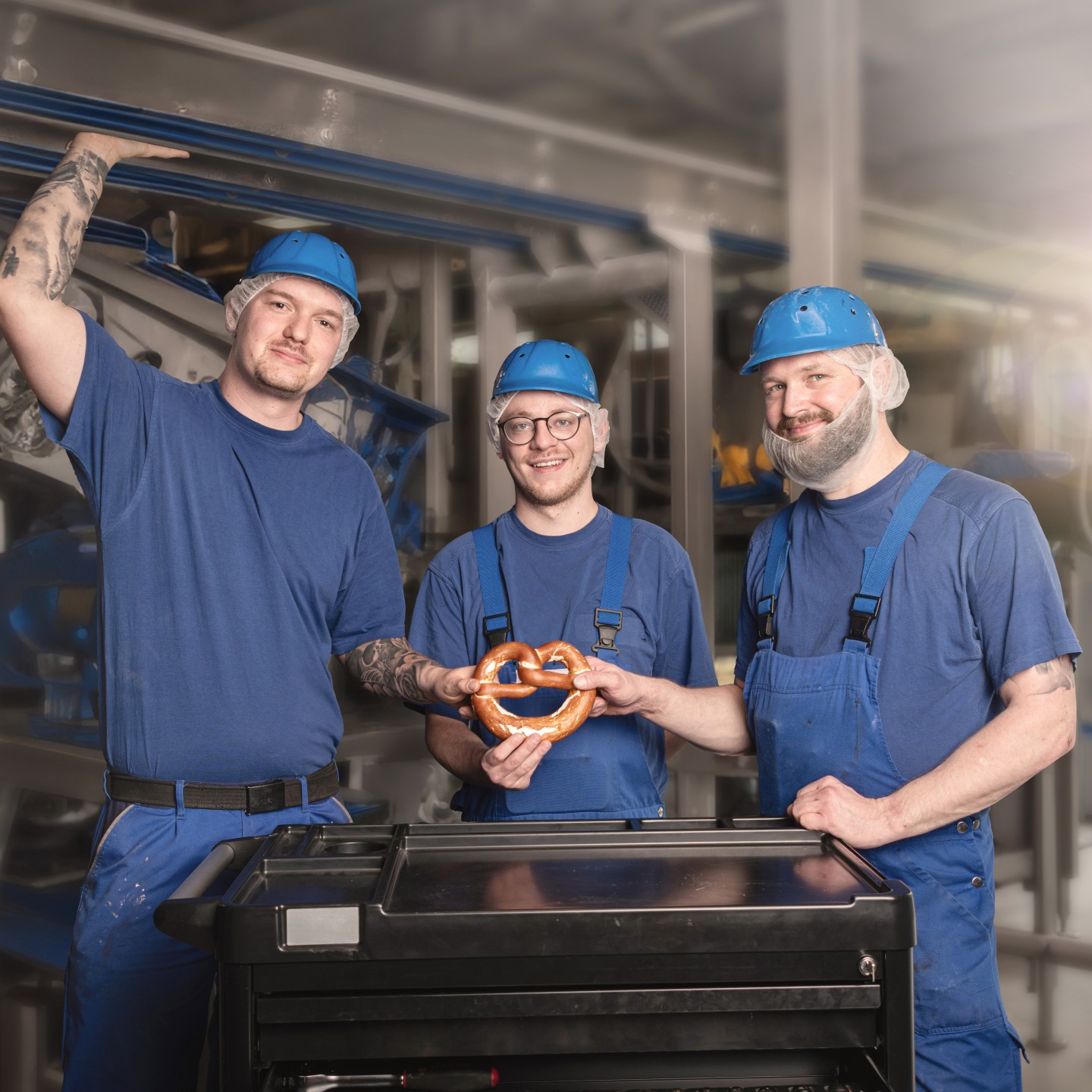 : Ditsch-Produktionsmitarbeiter in blauer Schutzkleidung.