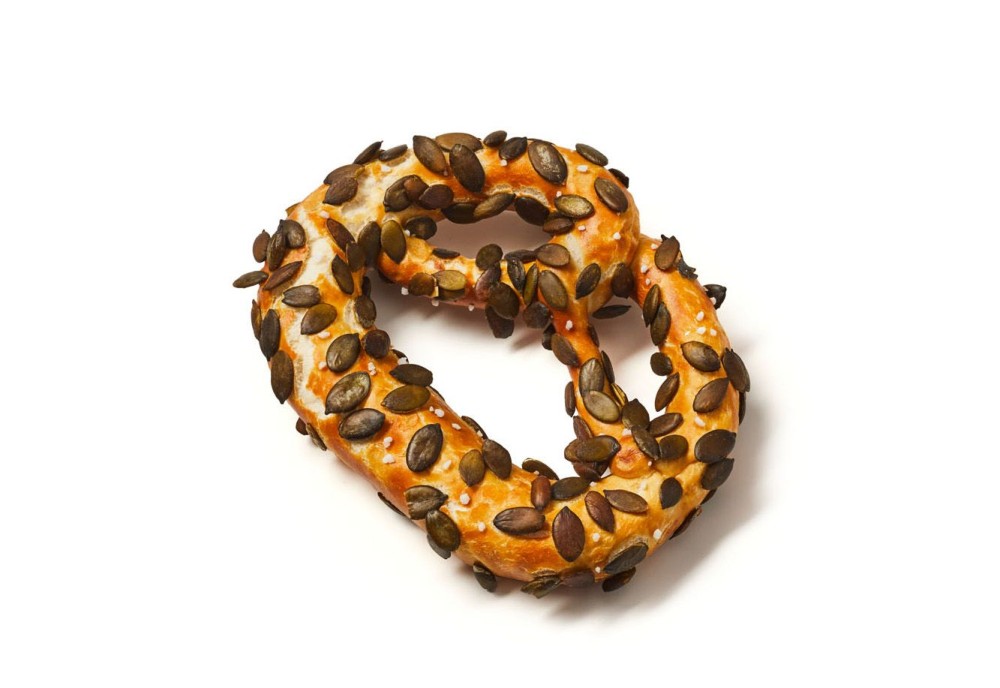 Laugenbrezel mit Kürbiskernen und Salz